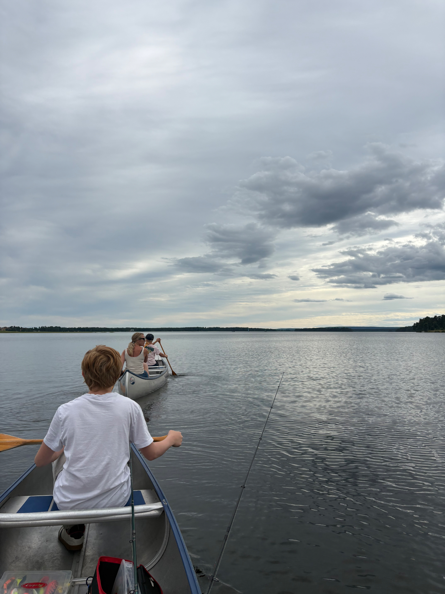 Kanotpaddling på lugn sjö